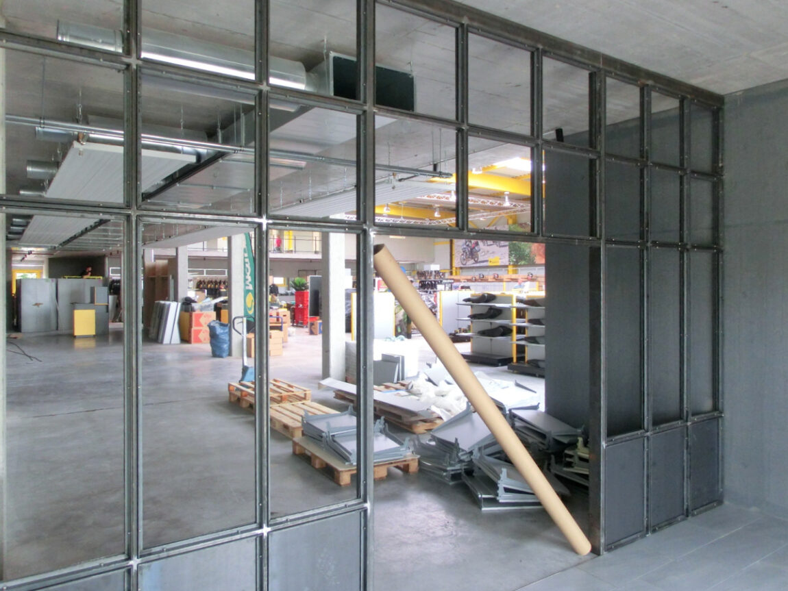Eingangselement im Industrie Look bei der Touratech AG in VS-Schwenningen.